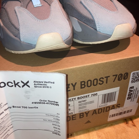 Yeezy sneakers - Picture 2 of 6
